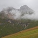 Das Cufercalhorn "guckt" aus den tiefliegenden Wolken; zwischen den beiden Gipfeln liegt der Übergang: Forcletta digl Lai Pintg.