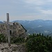 Der Kreuzgipfel des bay. Schinder mit Blick zum Rotwandmassiv