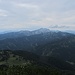 Der wuchtige Guffert vor dem Schneidjoch; links der Rofan-Funpark. Unten die Rieselbergalm, über die der Fußaufstieg erfolgte