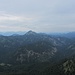 Die markante Halserspitz, links das Vorkarwendel mit Schreckenspitze, Kafellkamm und Juifen; rechts das Duo Roß/Buchstein. Rechts unten das lange Sagenbachtal, durch welches die Radauffahrt erfolgte