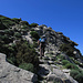 Kurz vor dem Gipfel geht man auf Stufen im Granit / poco prima la cima del Monte Capanne si sale su scale di granito