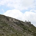 <b>Sul versante nord, a circa 90 m di distanza dalla vetta del Pizzo Canariscio e a 2500 m di quota ci sono un paio di ex casermette militari trasformate in abitazioni di vacanza. </b>