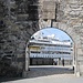 Bergen: Tor der Festung Bergenhus, dahinter ein Kreuzfahrtschiff