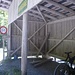 Das sonst immer leere Bike-Depot der "Österreichischen Bundesforste" ÖBF hat heute Besuch. Viel mehr Fahrräder- und Radler sieht man allerdings auf den Almen oberhalb des Tannauerbachs, die man erreicht, wenn man hier links am Schild vorbei weiterfährt.<br />Ich fahre hier aus rechts über die Brücke, ebenfalls an einem Schild vorbei, in das lange und schöne Baumgartental. Dort wird man kaum je Radler sehen