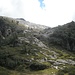 Il sentiero sale o scende in mezzo alle rocce.