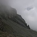 Aussicht vom Alpler Tor (2448m): Endlich wich der Nebel und so konnte ich die richtige Route einsehen. So querte ich hinüber zum Ober Band und folgte der Felswand.