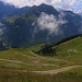 Die Kehren der vom Strässchen vom Mettener Butzli hinunter zu P.1843m kürzte ich über die Grasweiden ab. Die Alp rechts unten heisst Mettenen (1749m).
