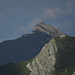 Hinter dem Hochblassengrat zeigt sich die Scheinbergspitze