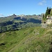 Auf dem Alpenfloraweg mit Sicht auf Spitzmeilen und Wissmilen