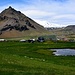  das Dorf Arnastapi mit  dem Stapafell und ganz hinten der Snaefellsjökull 
