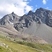 Retourblick auf die Berge auf der südlichen Flanke des Val Muragl. Von hier aus ist die Schuttschürze des Muragl-Blockgletschers sehr gut zu erkennen.