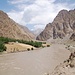 Von Kalaikhum nach Khorog verläuft die Strasse (rechts im Bild) immer entlang des Panj. Blicke über den Fluss ins geheimnisvolle Afghanistan machen die Fahrt zu einem Erlebnis.