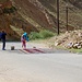 Zwischen Khorog und Ishkashim: Teppiche werden auf der Strasse gewaschen