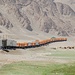 Beim Checkpoint vor Murgab stauen sich die LKWs. Wegen eines Murgangs bei Khorog ist der Pamir Highway unterbrochen und die Transporte in diese Richtung werden gestoppt.