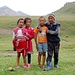 Kirgisische Kinder auf einer der zahlreichen Alpen