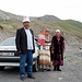 Auf dem Taldyk-Pass zwischen Sary-Tash und Gülchö. Dieser stolze Kirgise schenkt uns ein frisches Brot, möchte dafür aber vor seinem Audi fotografiert werden.