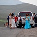 Kirgisische Hochzeitsgesellschaft - bei solchen Anlässen sind meistens protzige, meist weisse (Miet)Autos dabei: Stretch-Limos, Lexus, Mercedes
