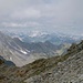 Blick über den Grat ins Val Piumogna - am Horizont die Berner Alpen