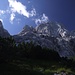 Gewaltig erhebt sich die Östl.Karwendelspitze mit Ihrer Nordwand.