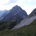 Abstieg gen Bärnalp mit Raffelspitze und ihrem brüchigen O-Grat.
