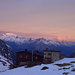 Die Silvrettahütte frühmorgens – Weissfluh und Ringelspitz stehen im Morgenrot.