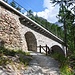 Die MTB-Route 673 "Bernina-Express" führt parallel zur oder unter der berühmten Bahnstrecke durch. Nach der Station Morteratsch und der Unterquerung der Berninalinie folgt die Schlüsselstelle in der Steigung durch den Wald bis P. 2023.