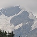 Aussicht in der Montebello-Serpentine: Zoom auf die Bernina mit Biancograt.