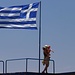 kalter Wind aus NORDEN läßt die griechische Fahne erzittern