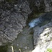teilweise fließt der Bach wie in einer Klamm