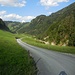 Nun geht es der Strasse entlang