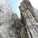 Nach dem Felsband beim Einstieg wendet man sich nach rechts und steigt den eigentlichen Südkamin in einfacher Kletterei hoch.