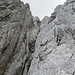 Diese schmale Rinne unmittelbar nach der Querung über die plattigen Felsen ist Teil der Kletterroute "Schmugglerweg". Nach Erklettern der Rinne wendet man sich nach rechts und erreicht den Gipfel etwas westlich vom Kreuz.