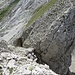 Einer der Einschnitte auf dem Nädligergrat, bei dem man etwas ab- und anschliessend wieder aufsteigen muss. Der Fels auf dem Grat ist sehr brüchig.