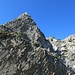 das knapp links der Bildmitte ist kein Gipfel, sondern nur ein wenige Meter hoher Felsen am Wegrand ;-)