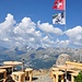 Terrasse Segantinihütte: Blickrichtung St. Moritz und Piz Julier.<br />Weht die Schweizerfahne auf dem Oberen Schafberg, sind die Hüttenwarte „zu Hause“.