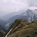 Gipfelgrat mit Blick auf Obersee.Rechts der Rautispitz und Wiggis. Im Hintergrund der Fronalpstock in Wolken