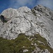 Si supera questo salto roccioso sulla sinistra. Cengietta esposta + passaggio su roccette. Se non avete cani al seguito si può risalire il salto direttamente su roccia.
