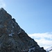 Blick zurück auf den Grat, rechts in der Flanke zwei Bergsteiger auf der "Normalroute".