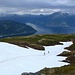 Das letzte Schneefeld, das wir im Gleitschritt hinabeilten. Ennet dem Hardangerfjord steht der Oksen, den wir 3 Tage später bestiegen.