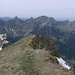 Abstieg über den Grat Richtung Grapplialp. Im Hintergrund die Wägitaler Berge