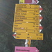 auf dem Wegweiser beim Bushalt in Zervreila ist das Fanellhorn noch garnicht aufgeführt - man folgt stattdessen zunächst der Wegweisung zum Guraletschsee 