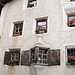 Casa di Bergün con i caratteristici Bow-Window e sgraffiti.