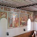 La Crocefissione e la Deposizione nella chiesa evangelica di Bergün. Si nota l' originaria apertura romanica e le nuove finestre gotiche.