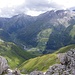 Tiefblick vom Cima di Camutsch runter zur Alp Preda im Madrisertal.