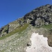 Dal Passo di Valtendra, la rampa - prevalentemente erbosa - che permette di superare il salto di rocce alla base il versante Sud del Monte Moro