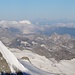 am Horizont in Bildmitte der mächtige Monte Rosa; rechts davon sieht man die Kette der Walliser Alpen von Strahlhohn bis Weisshorn