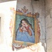 L'affresco della Madonna con il Bambino si trova su moltissime case del Tirolo: è la riproduzione del dipinto di Lucas Cranach che si trova a Innsbruck.