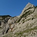 Durch die vielen Bergwanderer erkennt man gut den Routenverlauf: Unten Bildmitte schräg nach rechts hoch, dann links querend zum Austieg rechts der Scharte
