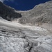 Lustiges Wegeraten zwischen den Gletscherspalten. Oberhalb ist der Weg dann dafür wieder klar. In der Bildmitte erkennt man den Einstieg zur Wand