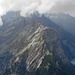 Ostgrat des Ringel-Gebirges mit den Orglen und den daran angrenzenden Panärahörnern (in Wolken). Rechts davon im Hintergrund der Piz Sardona (3056 m)